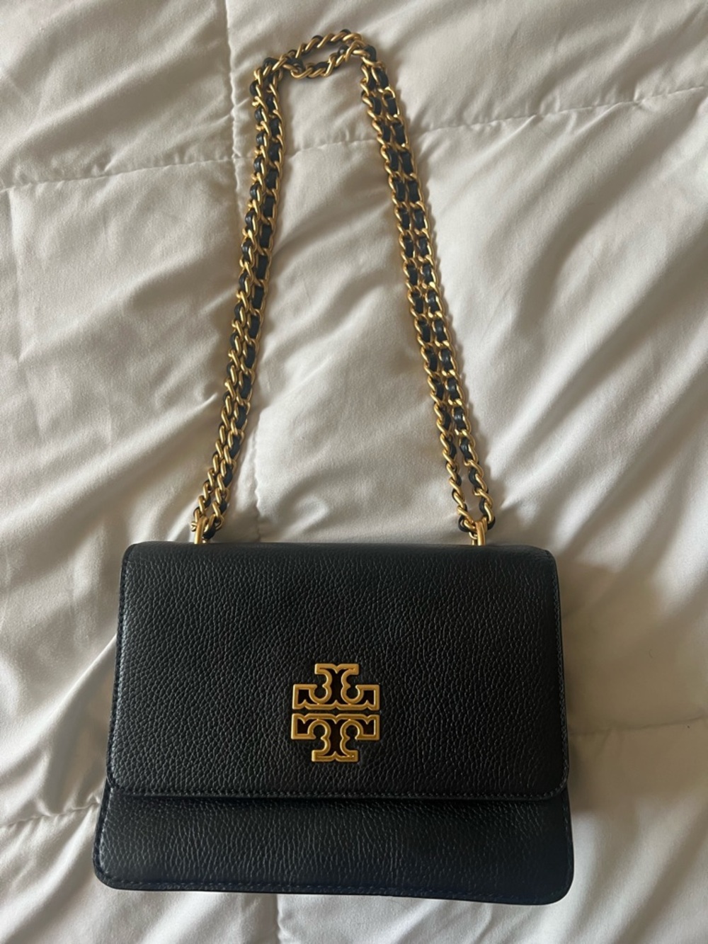 Tory Burch Black Leather Shoulder Bag with Gold Logo Chain - Picture 2 of 10